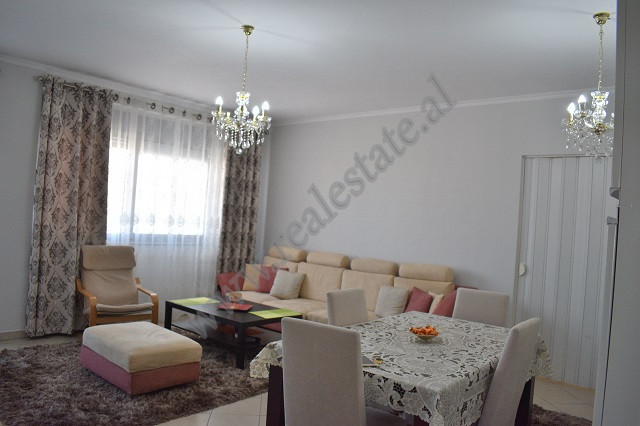 Apartament 3+1 me qira ne rrugen e Kavajes ne Tirane.
Banesa ndodhet ne katin e 6-te te nje pallati